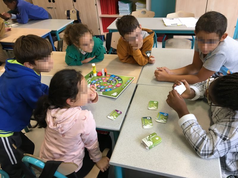 Jeu du loto en lors dune animation scolaire